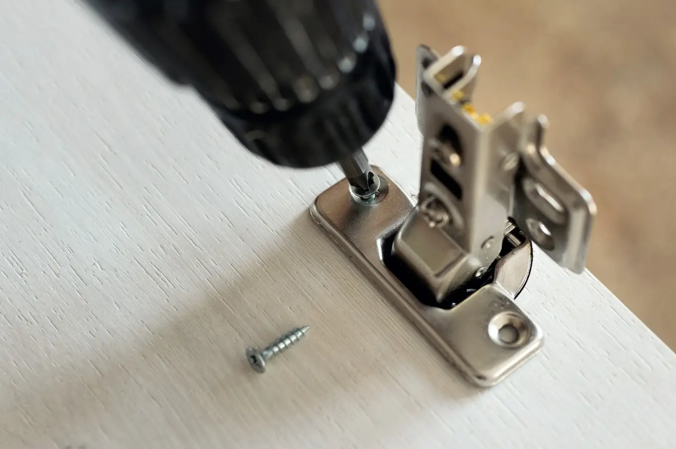 przykręcanie zawiasu